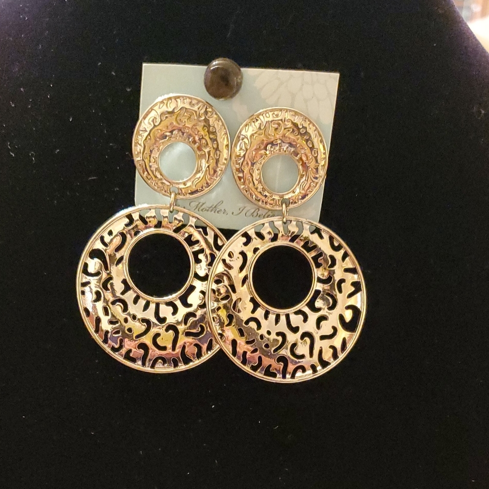 Silver hoop style earrings, New without original tag!!